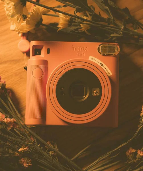 Une Vue Dessus Une Caméra Fuji Instax Square Instant Entourée — Photo