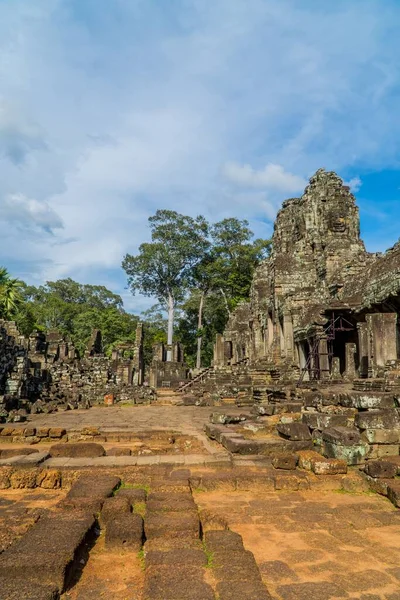 Tiro Vertical Das Antigas Ruínas Templo Bayon Angkor Wat Camboja — Fotografia de Stock