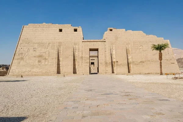 埃及卢克索蓝天背景的Medinet Habu考古遗址 — 图库照片