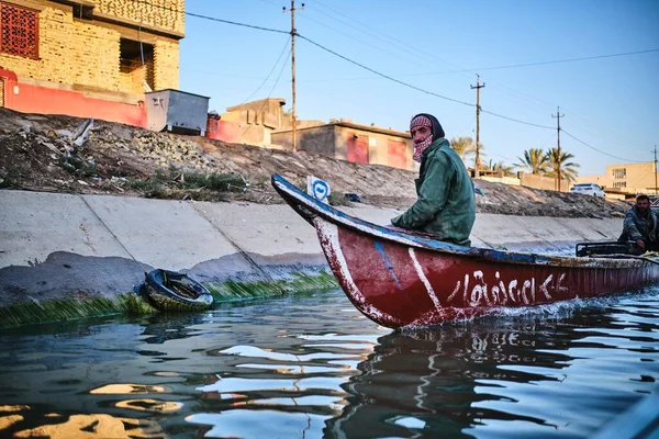 Velho Num Barco Nos Pântanos Pântanos Mesopotâmia Iraque — Fotografia de Stock