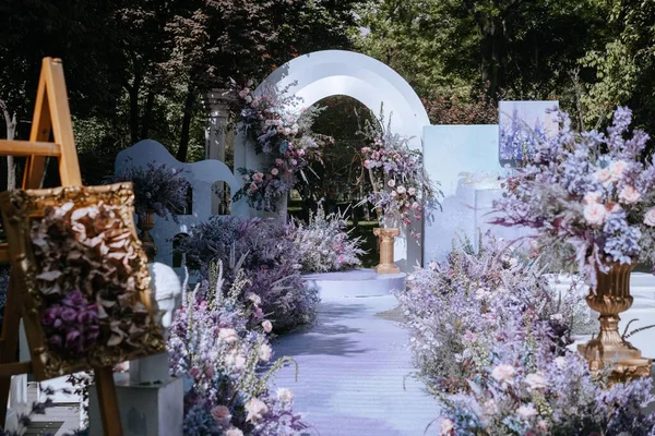Centro Eventos Bem Decorado Com Flores Redor — Fotografia de Stock