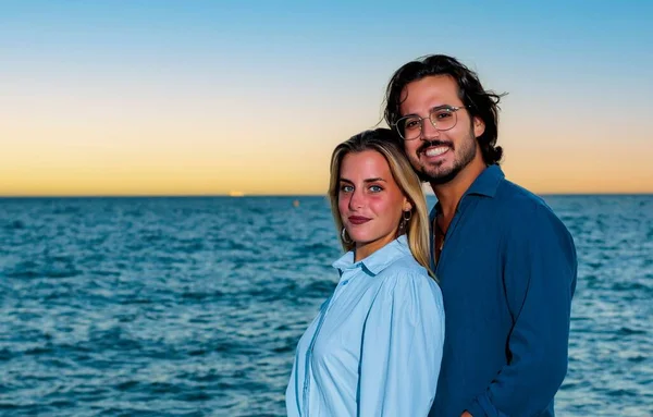 Portraits Eines Schönen Paares Mit Dem Ozean Hintergrund — Stockfoto