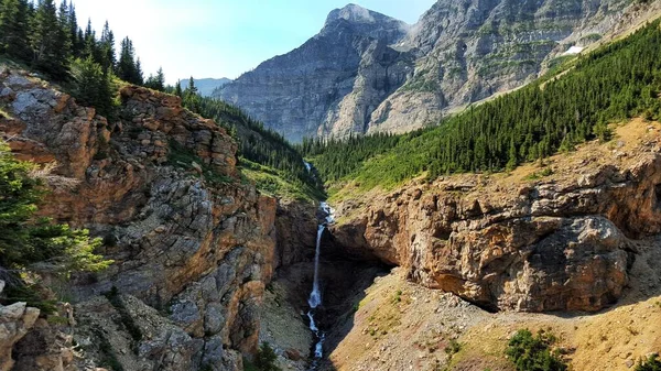 カナダのロッキー山脈の滝の美しいショット — ストック写真