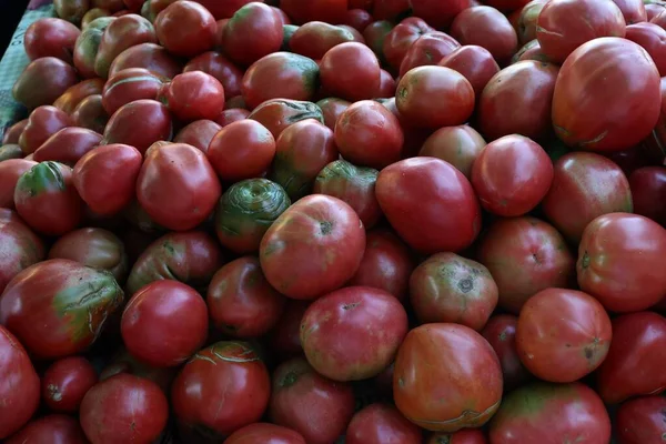 Primer Plano Tomates Rojos Una Pila Para Venta Bazar Croacia —  Fotos de Stock