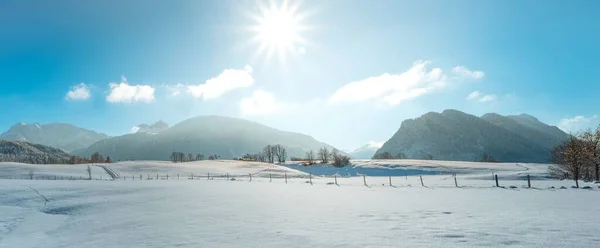Widok Pokrytej Śniegiem Ziemi Przed Górami Słoneczny Dzień Wsi — Zdjęcie stockowe