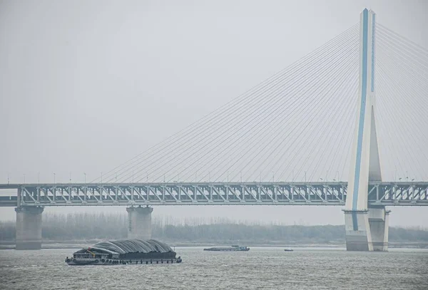 武汉天星长江大桥在大雾天气下的美丽照片 — 图库照片