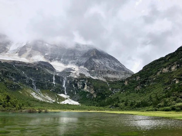 Jiuzhai Vadisi Milli Parkı Ndaki Dağ Göl Manzarası — Stok fotoğraf