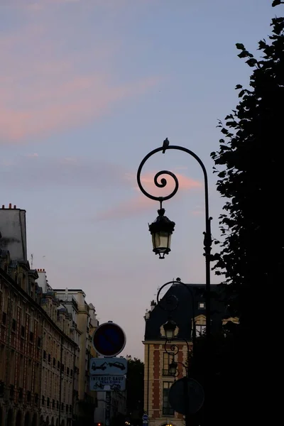 Красивый Закат Небе Площади Вогезов Париже Франция Вертикальный Снимок — стоковое фото