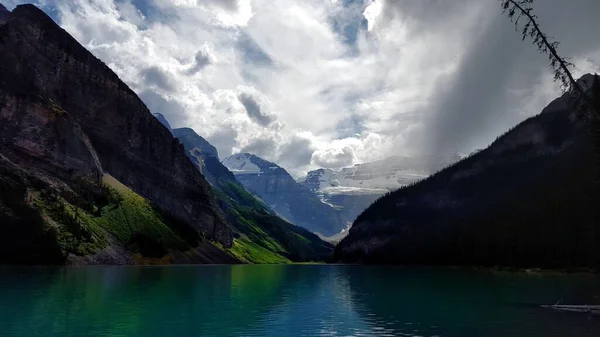 Μια Όμορφη Φωτογραφία Μιας Λίμνης Ανάμεσα Λόφους Στα Καναδικά Βραχώδη — Φωτογραφία Αρχείου