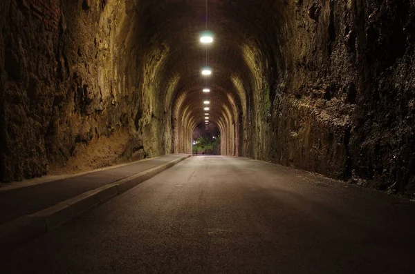 照明付きの空のアーチ型の道路トンネル — ストック写真