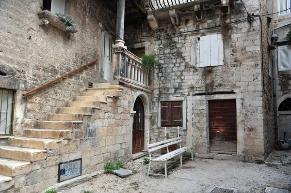 Een Oude Rustige Hoek Van Trogir Kroatië Met Ruïnes Met — Stockfoto