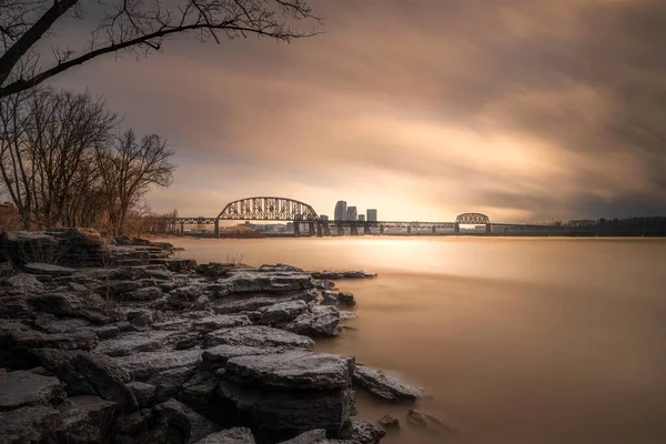 Une Vue Panoramique Pont Ferroviaire Ohio Dessus Une Rivière Prise — Photo