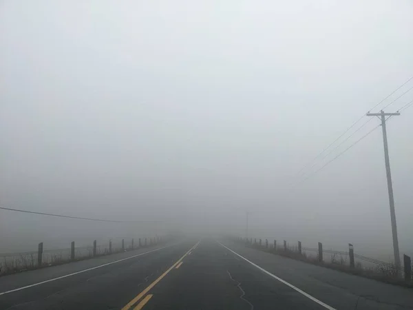 神秘的な霧の高速道路 — ストック写真