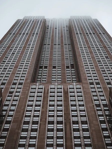 纽约一幢高耸的摩天大楼的垂直低角照片 — 图库照片