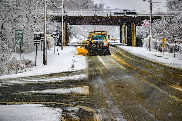 寒い冬の日に道路上の雪の耕運機の美しい景色 — ストック写真