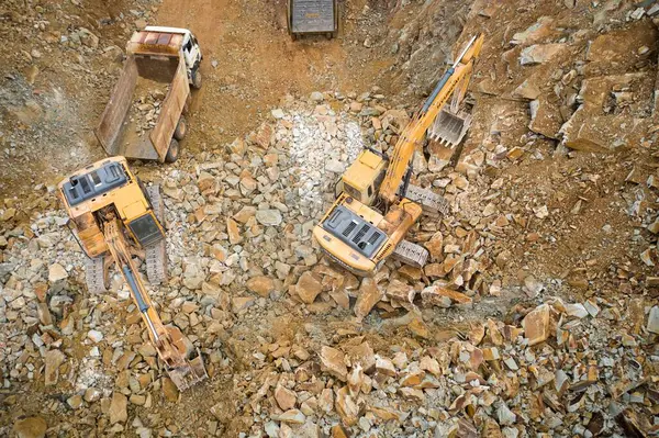 現在進行中の岩石地帯の機械との建設 — ストック写真