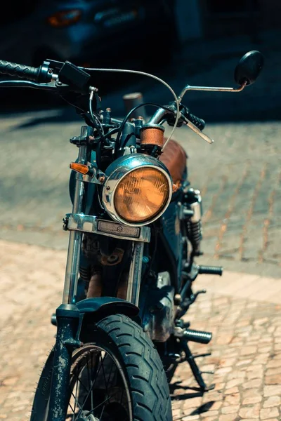 Вертикальный Крупный План Старинного Мотоцикла Захваченного Улицах Лиссабона Португалия — стоковое фото