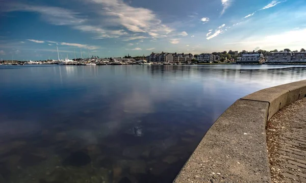 Newport Rhode Island Sahilindeki Taş Barikatın Manzaralı Bir Görüntüsü — Stok fotoğraf