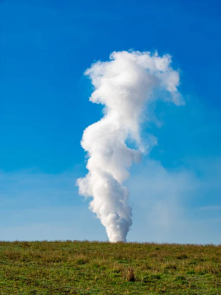 Вертикаль Густого Дыма Над Голубым Небом — стоковое фото