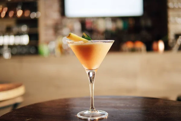 Ein Glas Cocktail Mit Frozen Aperol Auf Dem Tisch — Stockfoto