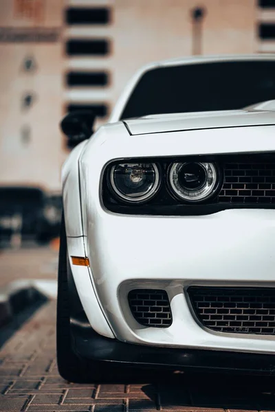 Beyaz Bir Dodge Helkat Süper Araba Farının Dikey Görüntüsü — Stok fotoğraf