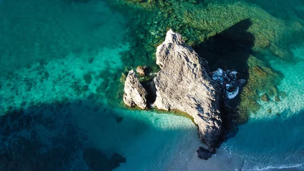 Flygdrönarbild Ett Blått Hav Med Enorm Klippformation Monterosso Mare Spezia — Stockfoto