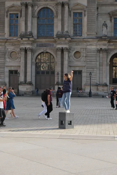 Pionowe Zdjęcie Turysty Pozującego Zdjęcia Pobliżu Luwru Paryżu Francja — Zdjęcie stockowe
