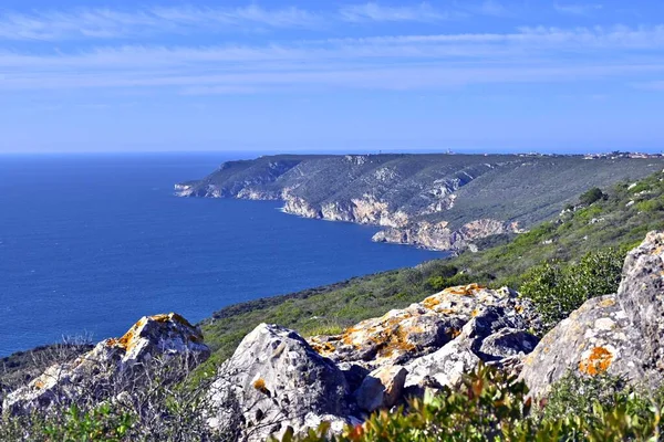 미조나 포르투갈의 바위투성이 언덕으로 둘러싸인 의아름다운 — 스톡 사진