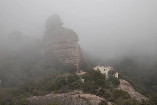 霧の多い天気で崖の上の家の美しいショット — ストック写真