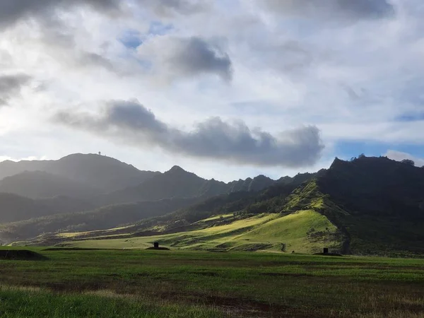 Tepelerin Arkasındaki Yeşil Bir Tarlanın Manzarası — Stok fotoğraf