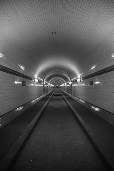 トンネルのグレースケール — ストック写真