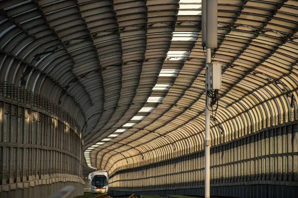 Современный Поезд Метро Едущий Через Туннель — стоковое фото