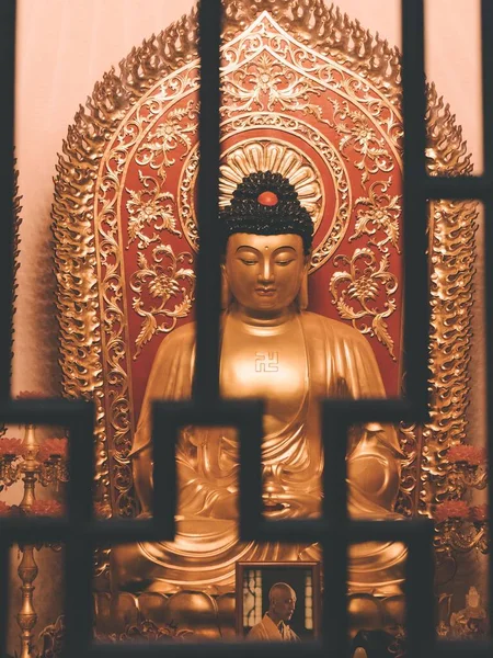 金佛像寺庙里一座金佛像的特写 — 图库照片
