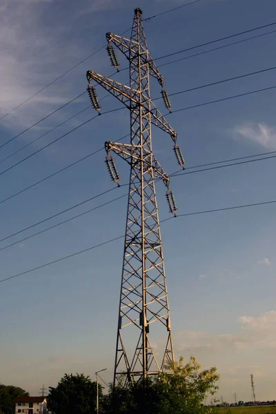 青い空に対する大きな送電塔の垂直ショット — ストック写真