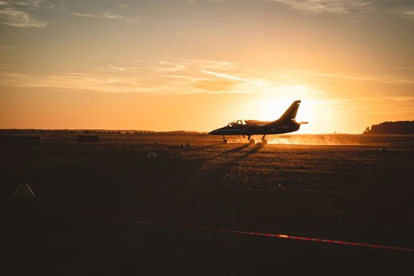 Μια Όμορφη Θέα Ενός Αεροπλάνου Σταθμευμένο Κατά Διάρκεια Του Ηλιοβασιλέματος — Φωτογραφία Αρχείου