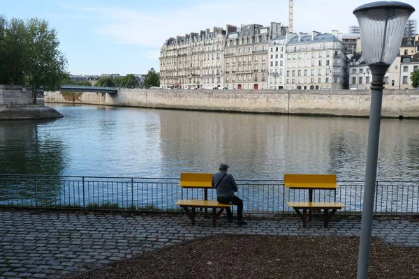 Людина Сидить Лавці Біля Сени Вранці Парижі Франція — стокове фото