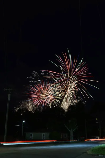 Farbenfrohes Feuerwerk Gegen Eine Decke Aus Dunkelheit Und Ein Paar — Stockfoto