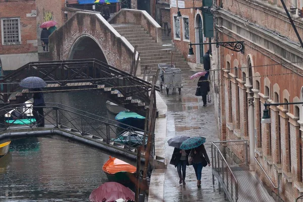 Paisaje Personas Caminando Con Sombrillas Cerca Del Canal Durante Lluvia — Foto de Stock