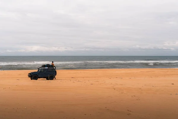 Dziewczyna Siedząca Land Rover 4Wd Sprzętem Kempingowym Zaparkowanym Plaży Stockton — Zdjęcie stockowe
