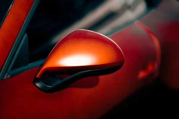 红色Porsche 911 Carrera Gts的侧面镜 — 图库照片