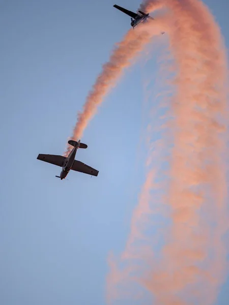 空に黄色の跡を持つ飛行戦闘機 — ストック写真