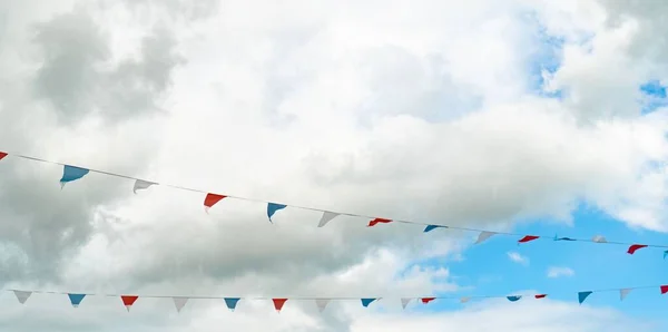 Una Selettiva Decorazioni Baldoria Contro Cielo Blu Con Nuvole Bianche — Foto Stock