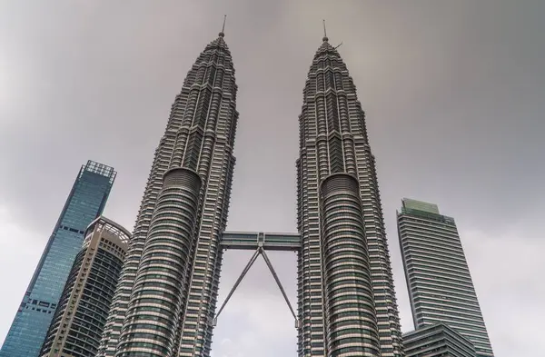 Ângulo Baixo Das Torres Petronas Dia Chuvoso Kuala Lumpur Malásia — Fotografia de Stock