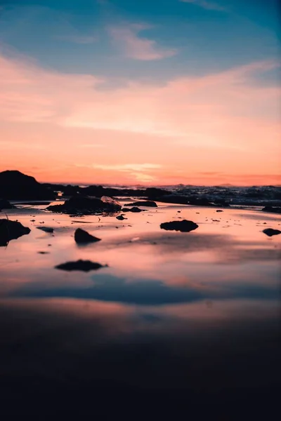 Вертикальний Знімок Морського Пейзажу Під Рожевими Блакитними Хмарами Небі — стокове фото