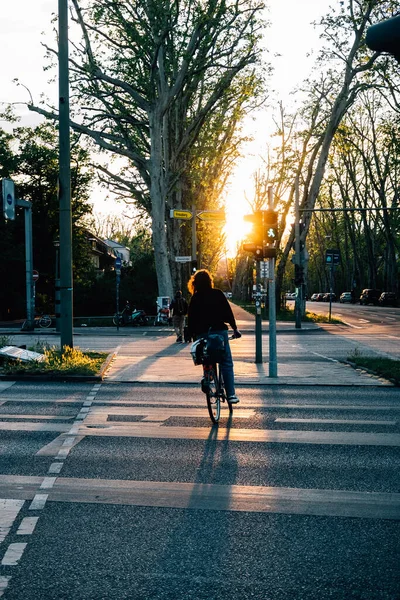 Plan Vertical Une Personne Faisant Vélo Traversant Rue Pendant Coucher — Photo