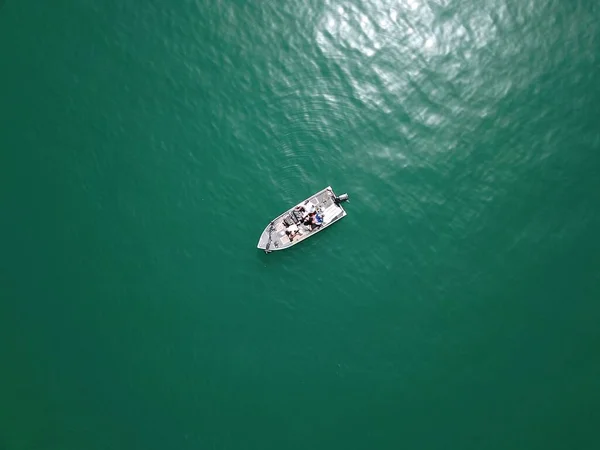 Uma Vista Aérea Superior Barco Navegando Lago Tranquilo Dia Ensolarado — Fotografia de Stock