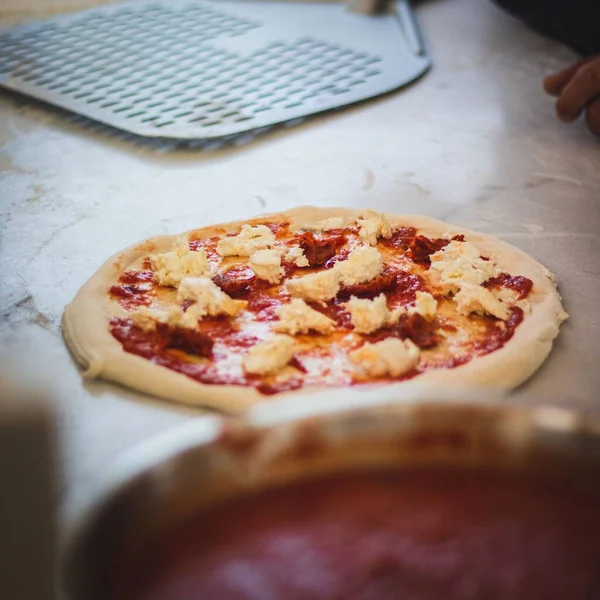 Μια Ιταλική Πίτσα Έτοιμη Για Ψήσιμο — Φωτογραφία Αρχείου