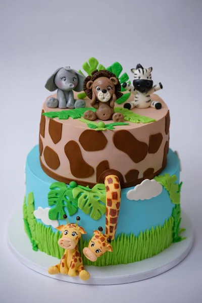一块蛋糕的垂直特写 上面有杏仁动物装饰 供孩子们食用 — 图库照片