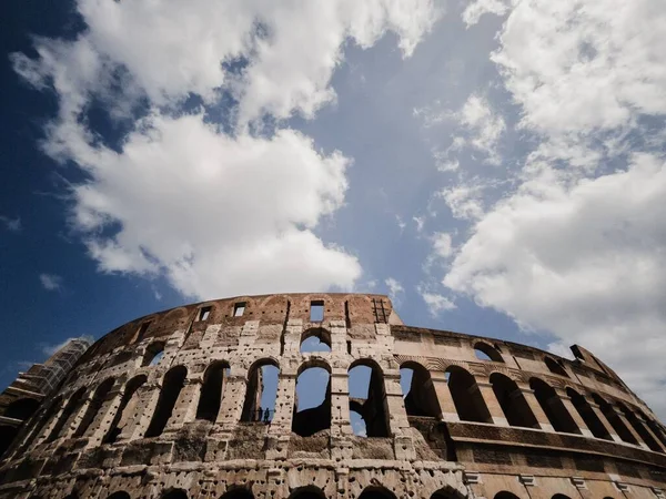 Colosseums Fasad Rom Mot Blå Molnig Himmel — Stockfoto