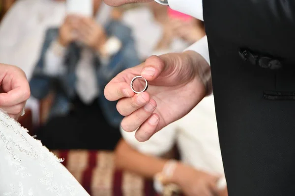 Крупный План Жениха Готового Надеть Кольцо Палец Невесты Время Церемонии — стоковое фото